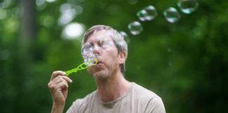 Bill Callahan lança as faixas “Another Song” e “Pigeons” do álbum ‘Gold Record’
