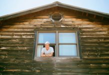 Bill Callahan lança a faixa “The Mackenzies” do álbum ‘Gold Record’