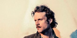 Father John Misty lança EP ‘Anthem +3’ com covers de Leonard Cohen, Link Wray e Yusuf / Cat Stevens