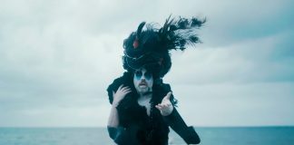 Rufus Wainwright inspira-se em ópera e personifica o ódio no videoclipe de “Devils & Angels (Hatred)”