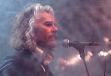 The Flaming Lips mostra a faixa “Dinosaurs on the Mountain” com vídeo dentro de bolhas