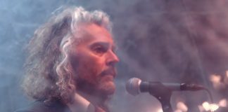 The Flaming Lips mostra a faixa “Dinosaurs on the Mountain” com vídeo dentro de bolhas
