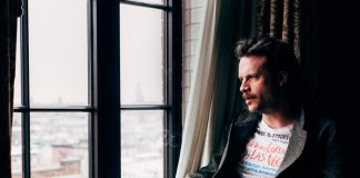 Father John Misty lança as faixas inéditas “To S.” e “To R.”