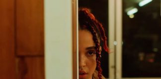 FKA twigs numa batalha de espadas por um amor no videoclipe de “Sad Day”
