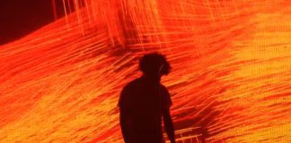 Rey Pila aparece entre sombras e luzes no videoclipe de “Dark Paradise”