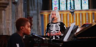 Phoebe Bridgers e Arlo Parks apresentam cover de “Fake Plastic Trees” do Radiohead
