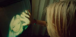 beabadoobee foge de uma relação amorosa e isola-se num motel no clipe de “Worth It”