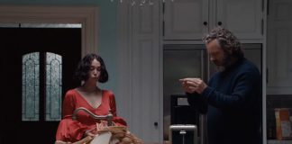 Kelly Lee Owens lança videoclipe enigmático de “Corner Of My Sky”, parceria musical com John Cale