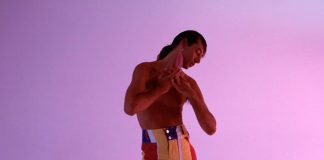 Kindness celebra um ano do álbum ‘Something Like A War’ com videoclipe de “Raise Up”