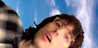 A. G. Cook gira, gira e gira no videoclipe de “Jumper”