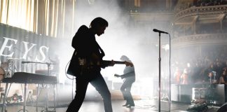 Arctic Monkeys anuncia álbum ao vivo beneficente