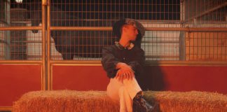 Gabriel Garzón-Montano é um cowboy latino e sedutor no videoclipe de “Muñeca”