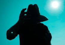 Dekker está desorientado em busca do amor no single “The Love”