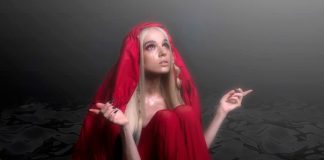 Poppy anuncia EP ‘A Very Poppy Christmas’ e lança a faixa “I Won’t Be Home For Christmas”