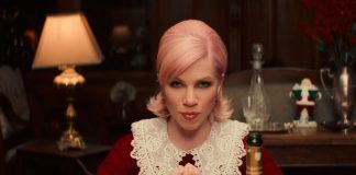 Carly Rae Jepsen sobrevive ao Natal no videoclipe de “It’s Not Christmas Till Somebody Cries”