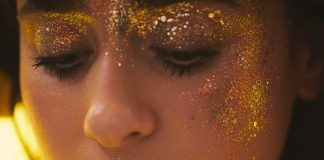 Foxes lança a balada grandiosa e sentimental “Hollywood”