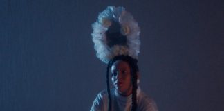 MC Tha reflete a solidão no videoclipe de “Oceano”