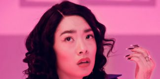 Rina Sawayama lança videoclipe de “LUCID” e versão deluxe de ‘SAWAYAMA’