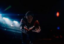 The Strokes encara uma partida de baseball com robôs alienígenas no videoclipe de “The Adults Are Talking”