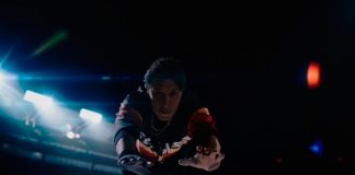 The Strokes encara uma partida de baseball com robôs alienígenas no videoclipe de “The Adults Are Talking”