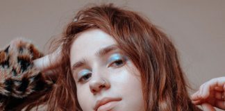 Clairo canta sobre saúde mental durante a pandemia em “Just For Today”