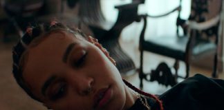 FKA twigs luta contra forças invisíveis de julgamento e opressão em “Don’t Judge Me”
