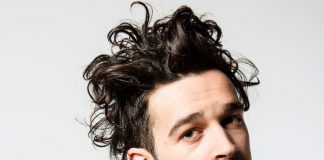 Matty Healy, do The 1975, trabalha em estúdio com Charli XCX e beabadoobee