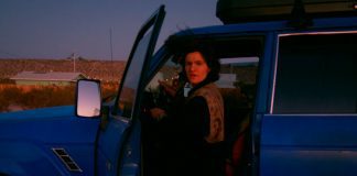 Adrianne Lenker dança pelo deserto no videoclipe de “forwards beckon rebound”