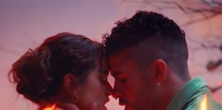Bad Bunny e ROSALÍA vivem um amor em chamas no videoclipe de “La Noche de Anoche”