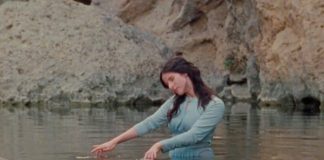 Buzzy Lee lança videoclipe divertido e atrapalhado de “Strange Town”