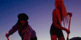 Desire enterra o passado no deserto no videoclipe de “Zeros”