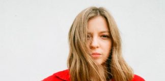 Jade Bird lança a contagiante “Open Up The Heavens”, mais uma prévia do segundo disco de estúdio