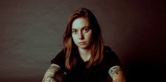 Julien Baker lança o single “Favor” com vocais de apoio de Lucy Dacus e Phoebe Bridgers