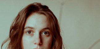 Julien Baker encontra clareza num carro em chamas no single “Heatwave”