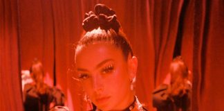 Charli XCX estreia a faixa inédita “Don’t Think Twice” em show online