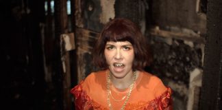 Grouplove anuncia o fim do mundo no videoclipe de “This Is The End”
