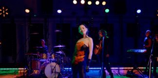 Rina Sawayama celebra indicação ao Brit Awards com versão ao vivo de “XS”