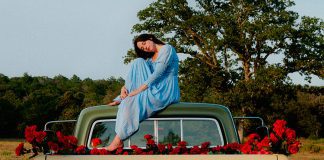 Waxahatchee lança edição do álbum ‘Saint Cloud’ com covers de Lucinda Williams, Dolly Parton e Bruce Springsteen