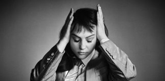 Angel Olsen lança “Alive and Dying (Waving, Smiling)”, nova versão de “Waving, Smiling”