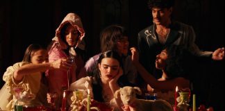 BENEE promove banquete medieval e questiona o futuro no videoclipe de “Happen To Me”