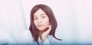 Erika de Casier anuncia disco e canta um encontro frustrante no single “Polite”