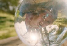 Liz Phair lança videoclipe introspectivo de “Spanish Doors”