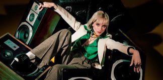 St. Vincent brilha com canções de ‘Daddy’s Home’ no SNL