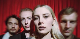 Wolf Alice lança a empoderada e visceral “Smile”, faixa do álbum ‘Blue Weekend’
