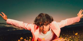 Alfie Templeman entrega uma fantasia nostálgica no videoclipe de “Wait, I Lied”