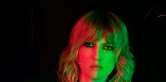 Ladyhawke anuncia o álbum ‘Time Flies’ e lança o single “Mixed Emotions”