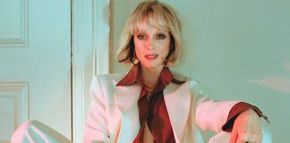 St. Vincent vive uma espiã no videoclipe vintage do single “Down”