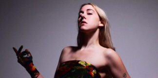 TORRES celebra a felicidade no videoclipe neon de “Hug From a Dinosaur”
