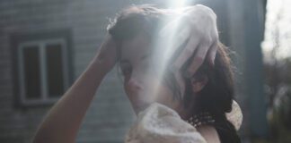 Ada Lea canta frustrações no single “damn” e anuncia o disco ‘one hand on the steering wheel the other sewing a garden’
