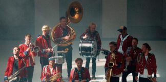 O pop autêntico do ÄTNA e o techno marcial do MEUTE encontram-se no single “Weirdo”
